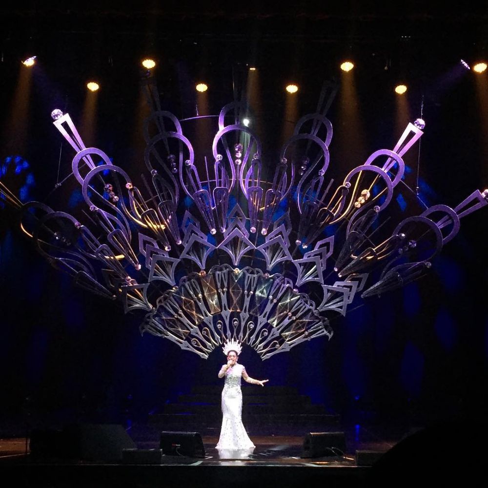 8 Kostum cetar Syahrini saat konser Journey, dari glamor sampai seksi
