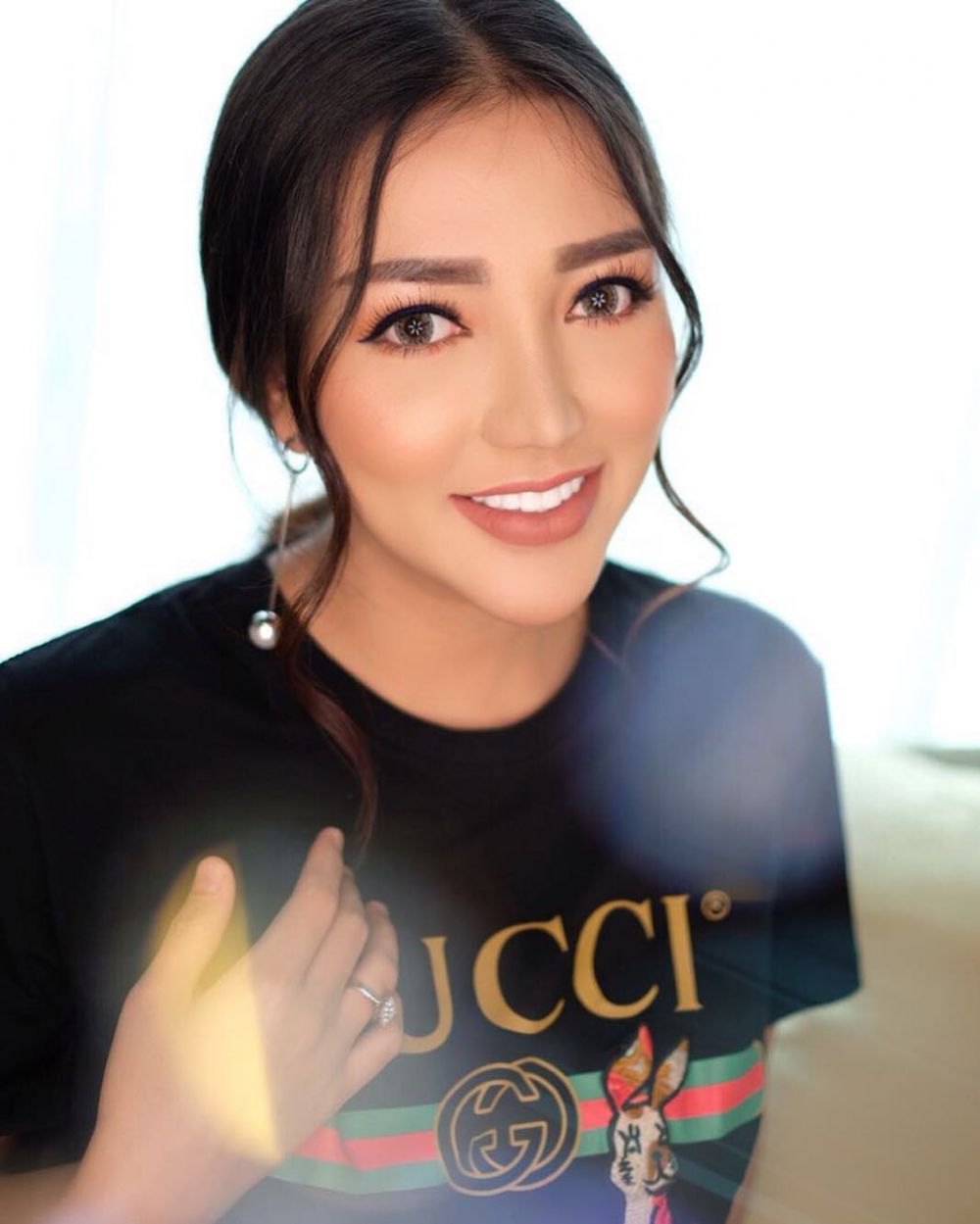 Penuh teka-teki, 5 seleb ini rahasiakan sosok ayah dari buah hatinya