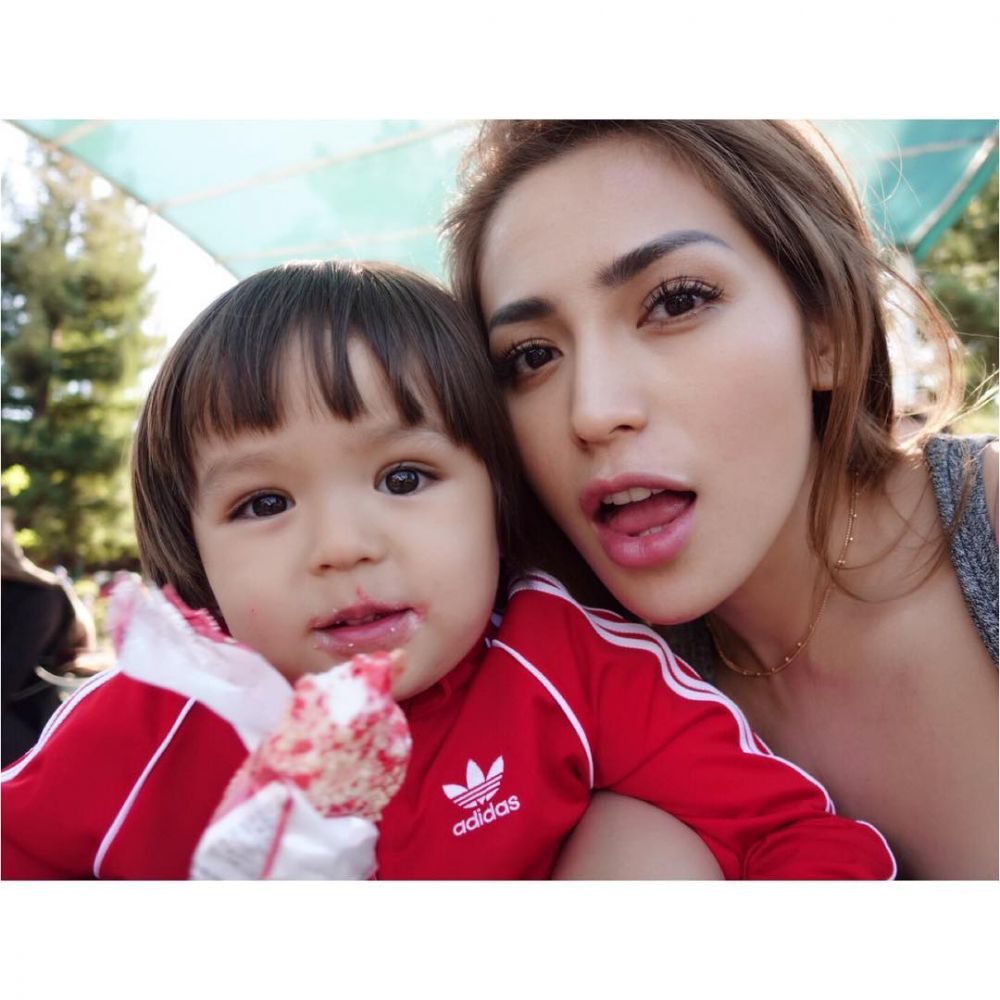 Penuh teka-teki, 5 seleb ini rahasiakan sosok ayah dari buah hatinya