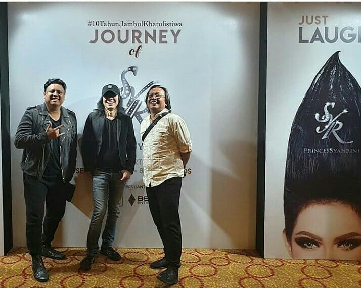 10 Gaya seleb saat hadiri konser Syahrini, nggak kalah cetar