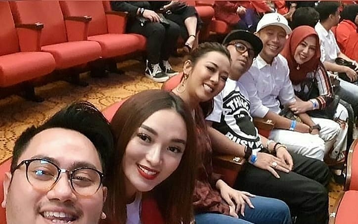 10 Gaya seleb saat hadiri konser Syahrini, nggak kalah cetar