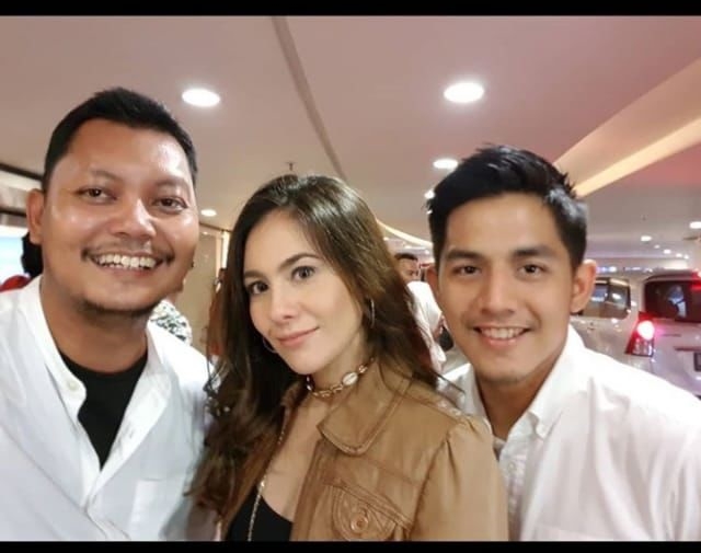 10 Gaya seleb saat hadiri konser Syahrini, nggak kalah cetar