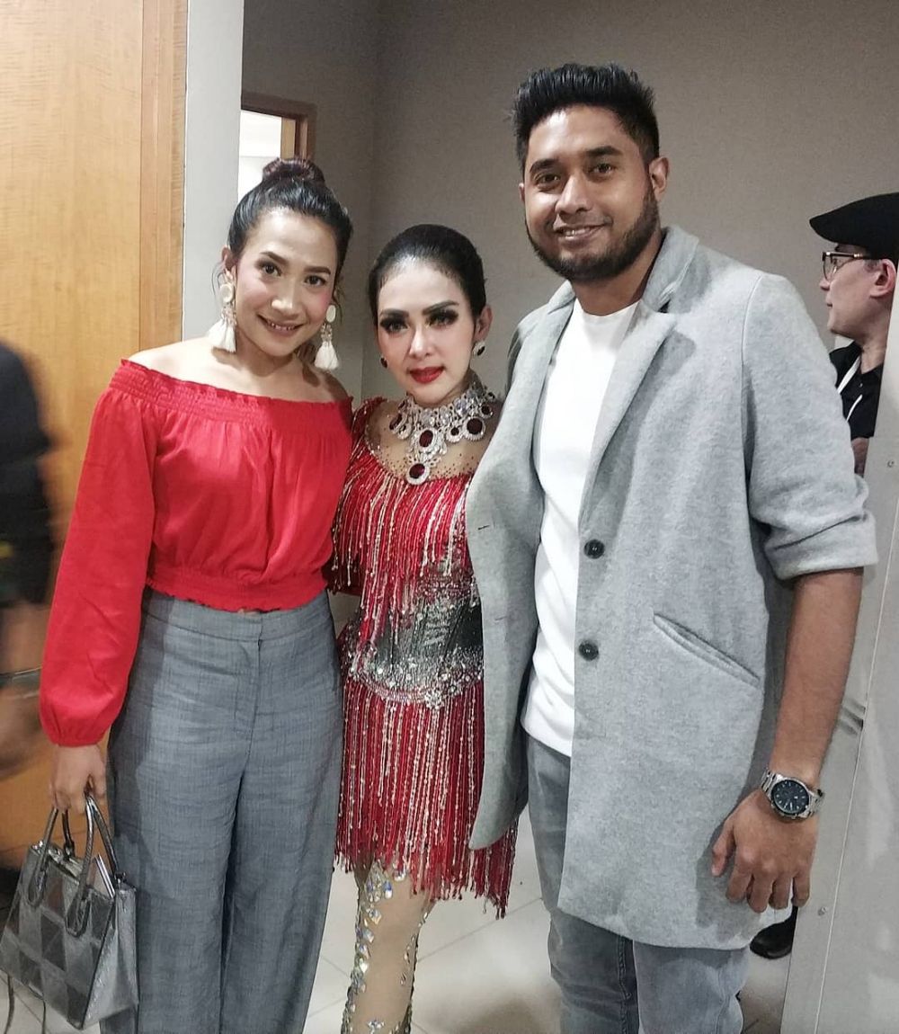 10 Gaya seleb saat hadiri konser Syahrini, nggak kalah cetar