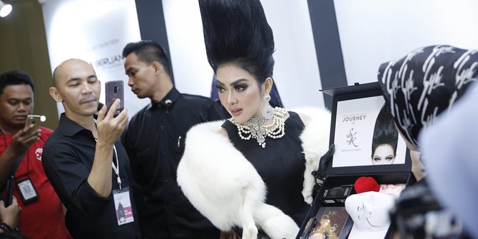 5 Kejutan konser Syahrini, beri cincin emas & ganti kostum di panggung