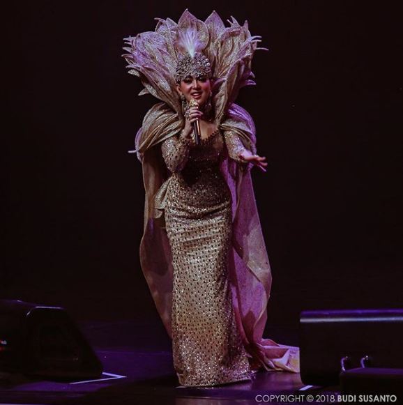 5 Kejutan konser Syahrini, beri cincin emas & ganti kostum di panggung