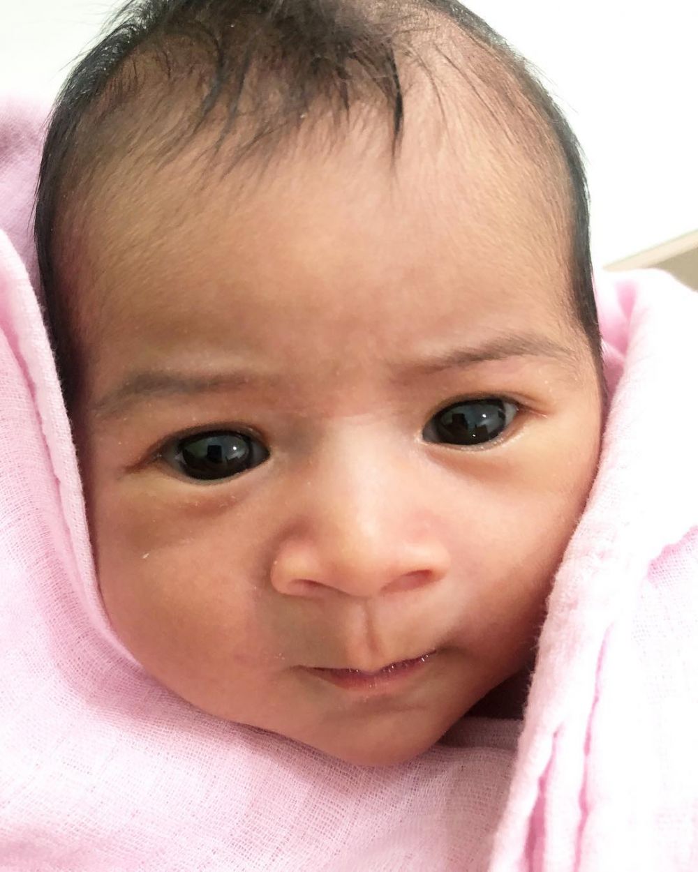 Baru lahir, 5 anak seleb ini keindahan matanya dikagumi banyak orang