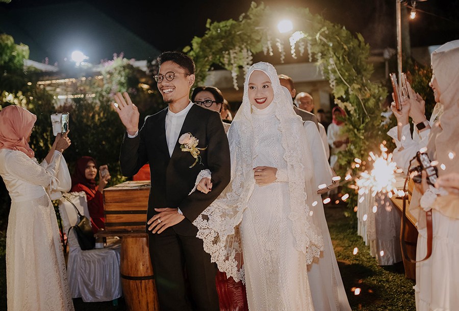 8 Inspirasi gaun pengantin seleb berhijab, tradisional sampai modern