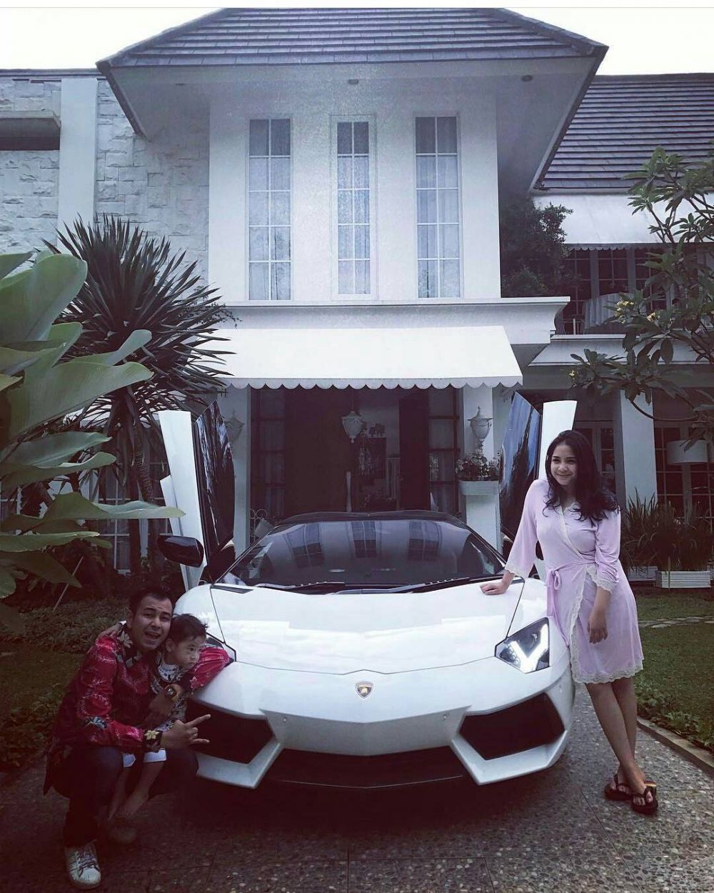 Intip mobil mewah 5 seleb Tanah Air, ada yang harganya Rp 13 miliar