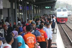 Aksi porter saat kereta berangkat ini sederhana tapi mengena