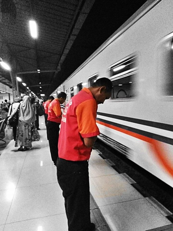 Aksi porter saat kereta berangkat ini sederhana tapi mengena