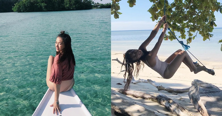 10 Potret seksi Ratu Felisha liburan di Derawan, blusukan ke sungai