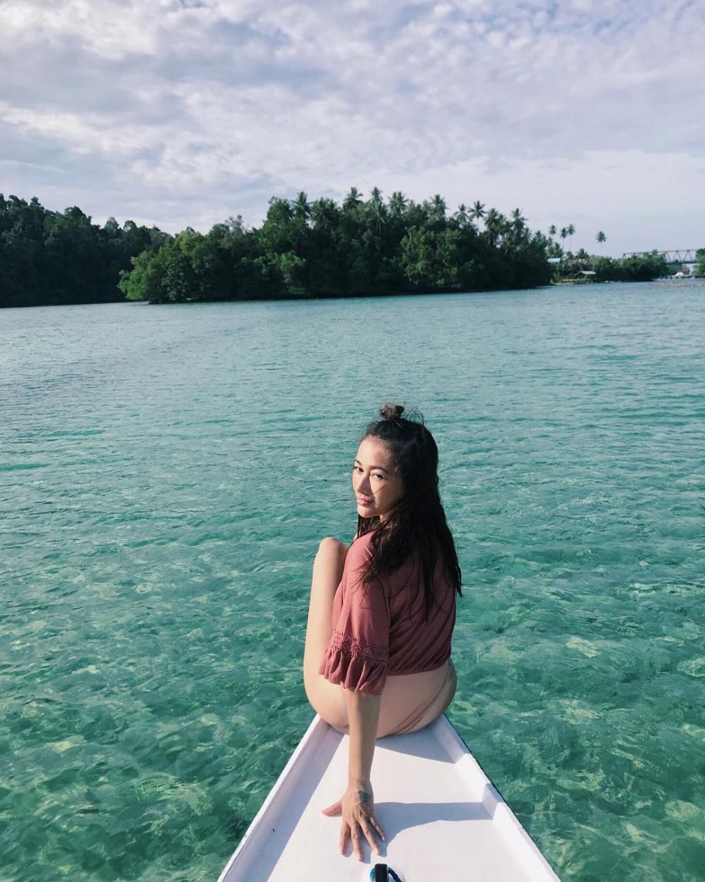 10 Potret seksi Ratu Felisha liburan di Derawan, blusukan ke sungai