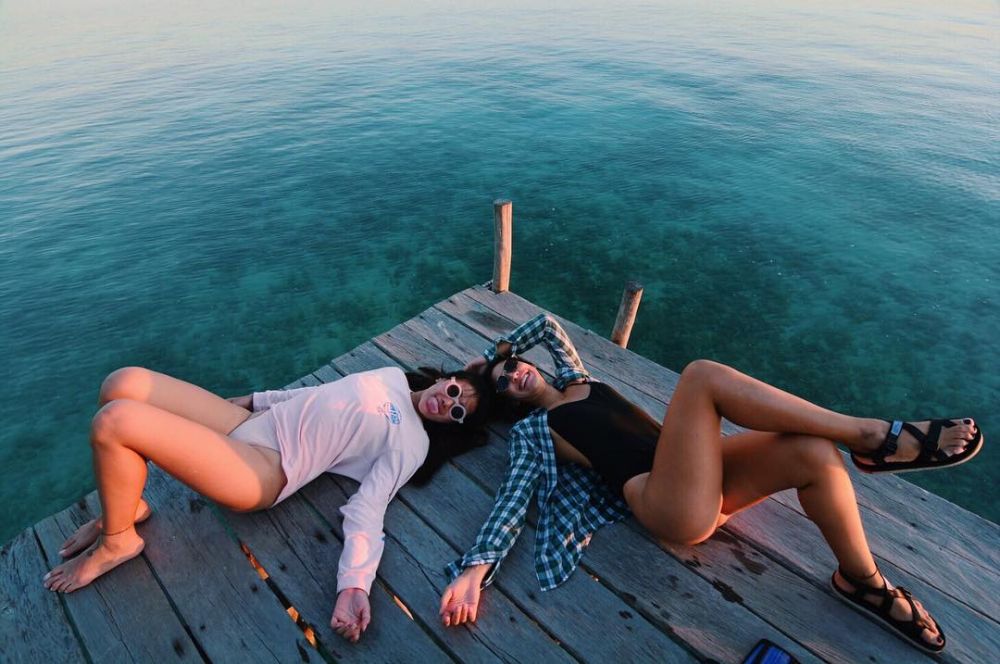 10 Potret seksi Ratu Felisha liburan di Derawan, blusukan ke sungai