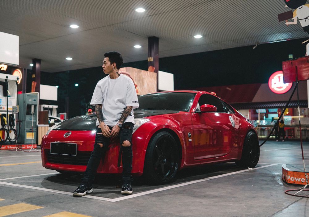 8 Gaya Reza Arap dengan mobil sport merahnya, berkelas dan sporty