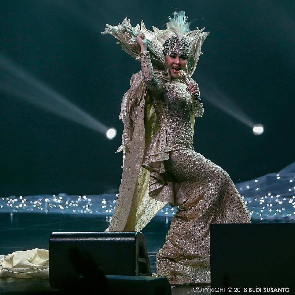 7 Penyanyi Tanah Air ini sering bergaya nyentrik di panggung