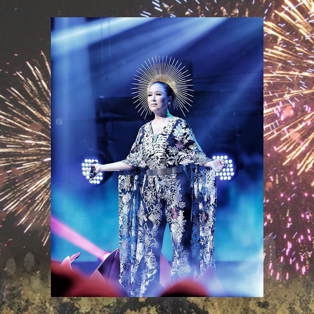 7 Penyanyi Tanah Air ini sering bergaya nyentrik di panggung