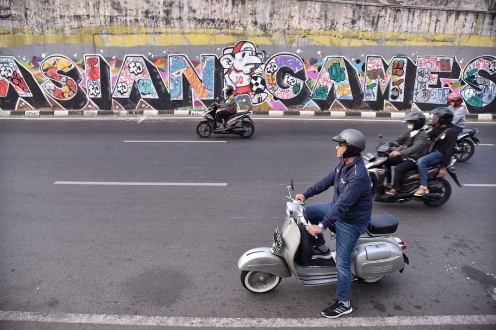 9 Momen Anies Baswedan bernostalgia naik Vespa tua warisan bapaknya