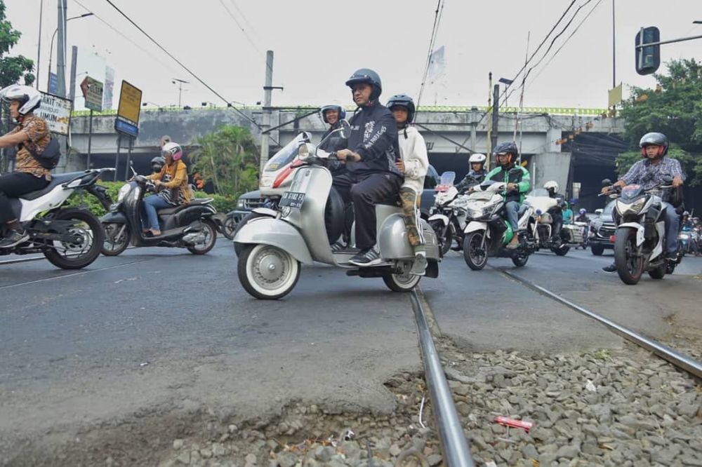 9 Momen Anies Baswedan bernostalgia naik Vespa tua warisan bapaknya