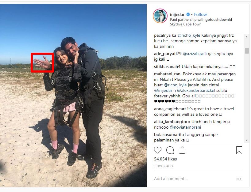 Jedar pamer skydiving sama Richard, tangan sang kekasih jadi sorotan