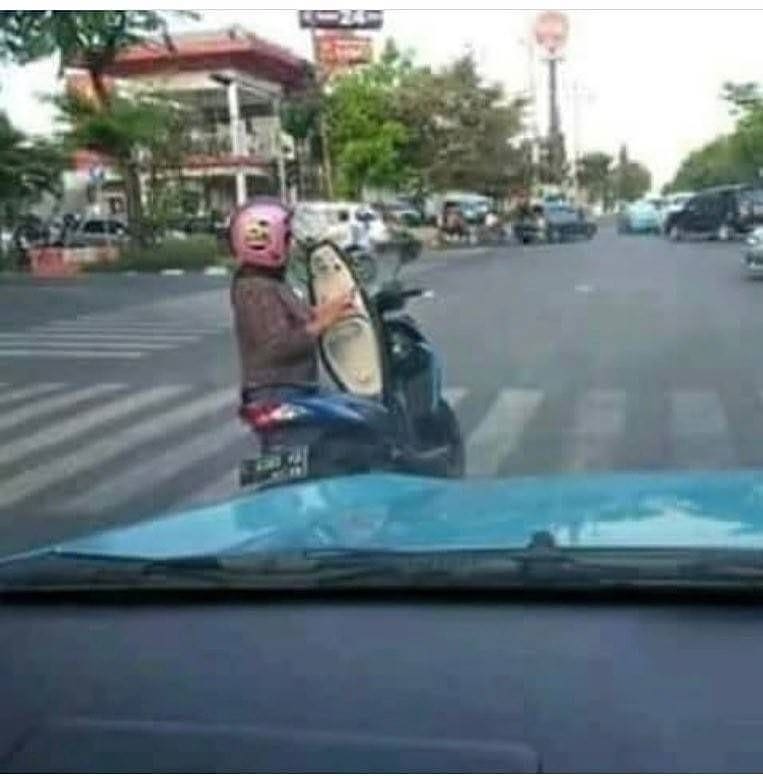 8 Tingkah konyol pengendara di lampu merah ini bikin geleng kepala