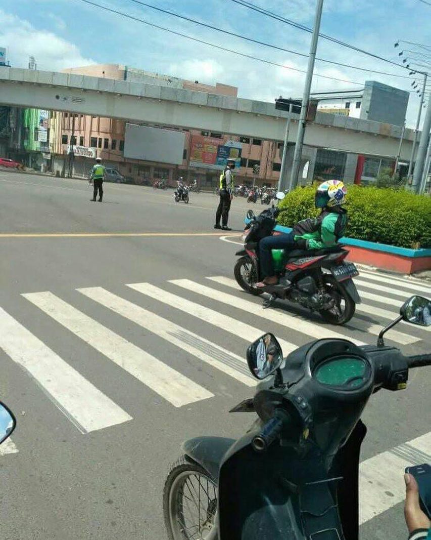 8 Tingkah konyol pengendara di lampu merah ini bikin geleng kepala