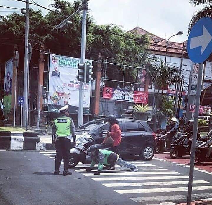 8 Tingkah konyol pengendara di lampu merah ini bikin geleng kepala