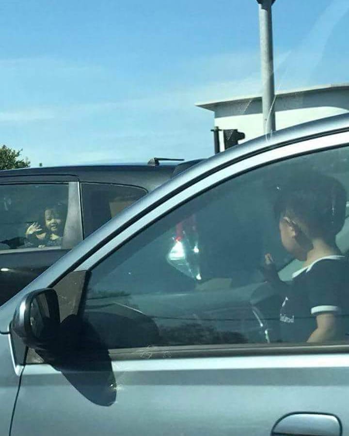 8 Tingkah konyol pengendara di lampu merah ini bikin geleng kepala