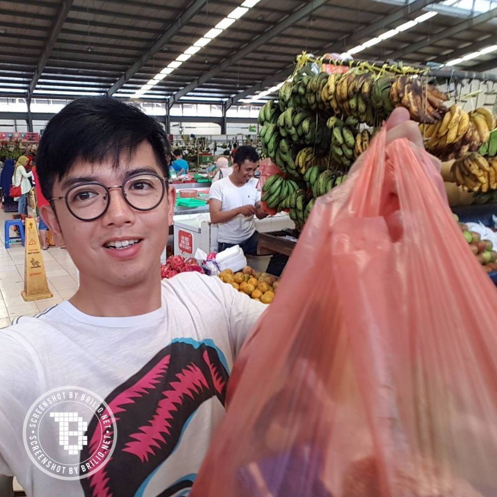 Gaya 5 seleb pria saat belanja di pasar tradisional, nggak neko-neko