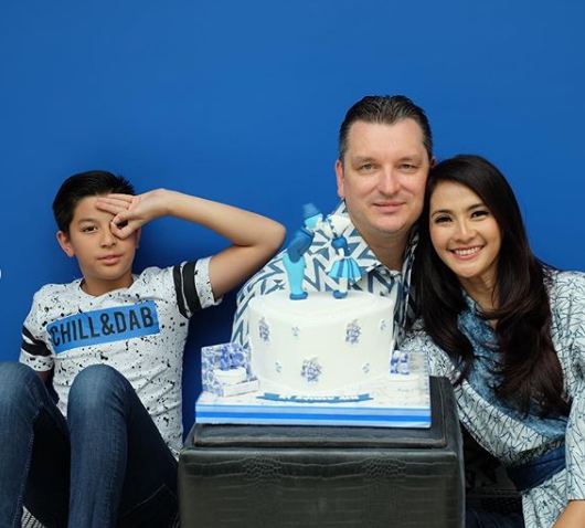 10 Momen Maudy Koesnaedi rayakan 17 tahun pernikahan, so sweet abis