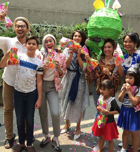 10 Momen Maudy Koesnaedi rayakan 17 tahun pernikahan, so sweet abis