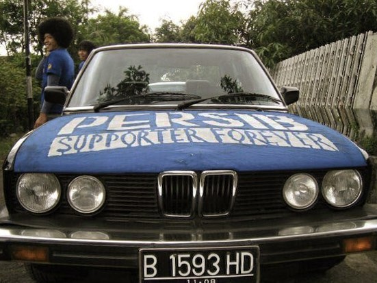 Cara unik 5 seleb dukung tim bola favoritnya, hampir ditangkap polisi