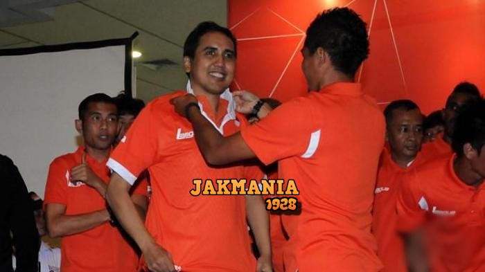 Cara unik 5 seleb dukung tim bola favoritnya, hampir ditangkap polisi