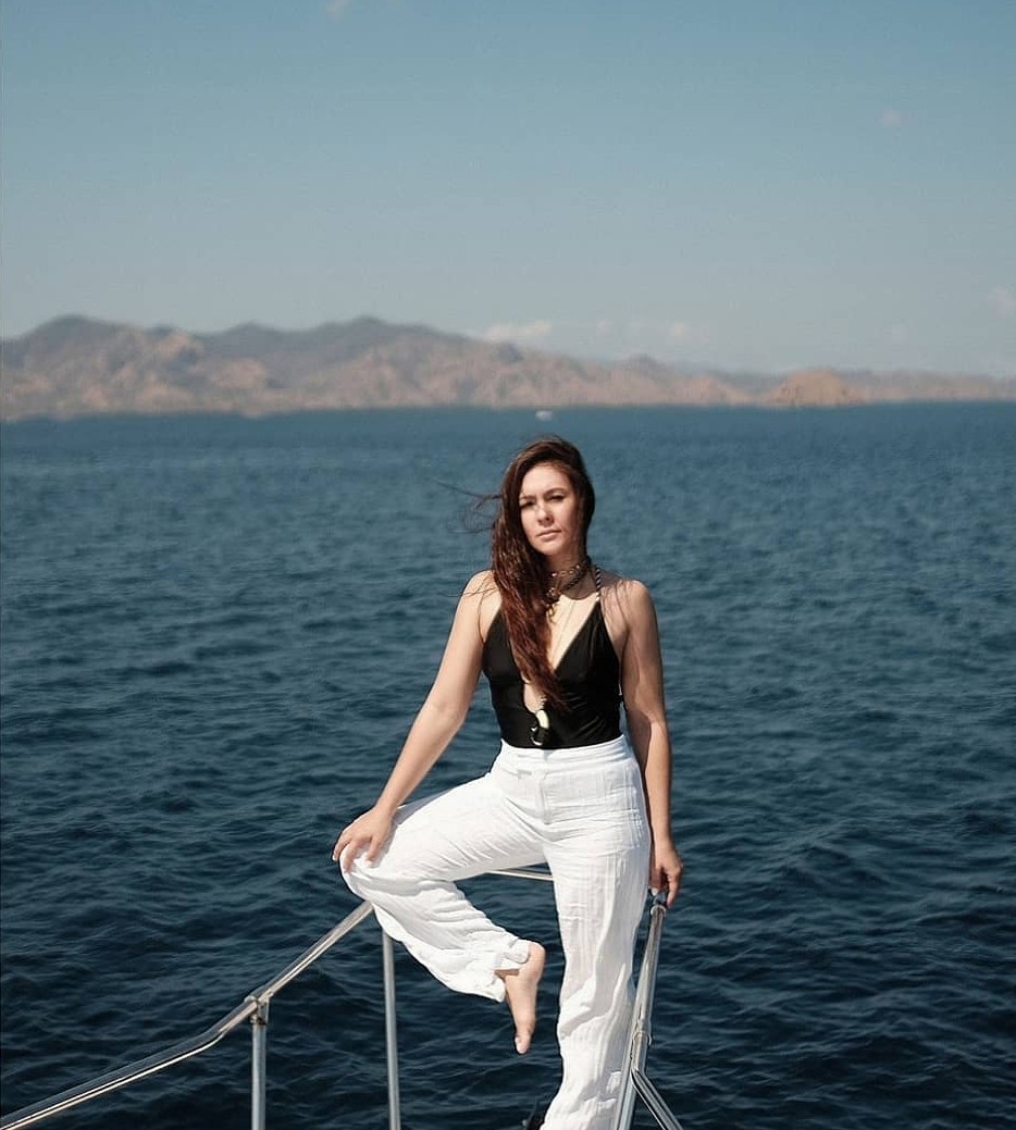 10 Potret seksi Wulan Guritno & Shaloom liburan di NTT, memesona