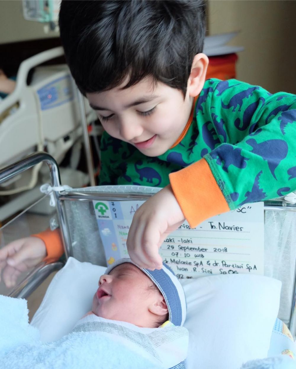 10 Potret menggemaskan Zenecka Acana Naif, putra kedua Carissa Putri