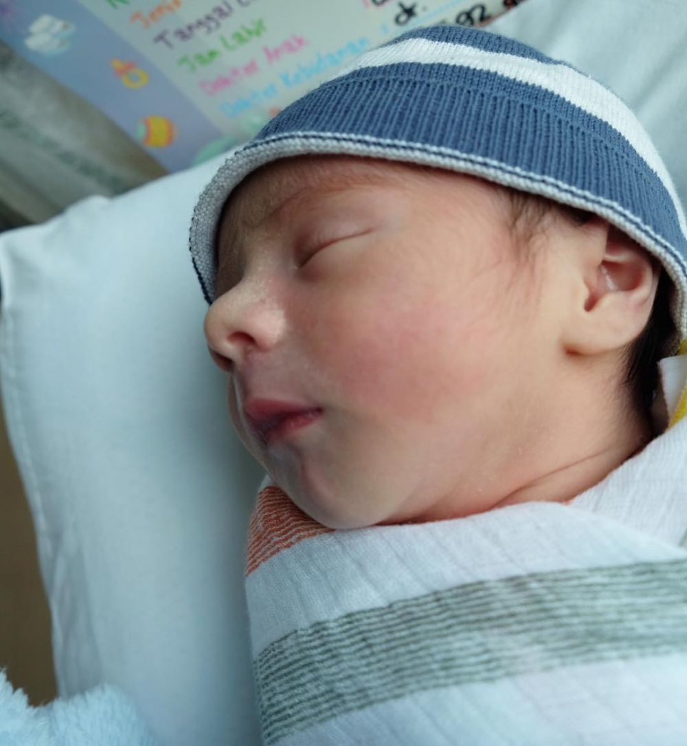 10 Potret menggemaskan Zenecka Acana Naif, putra kedua Carissa Putri