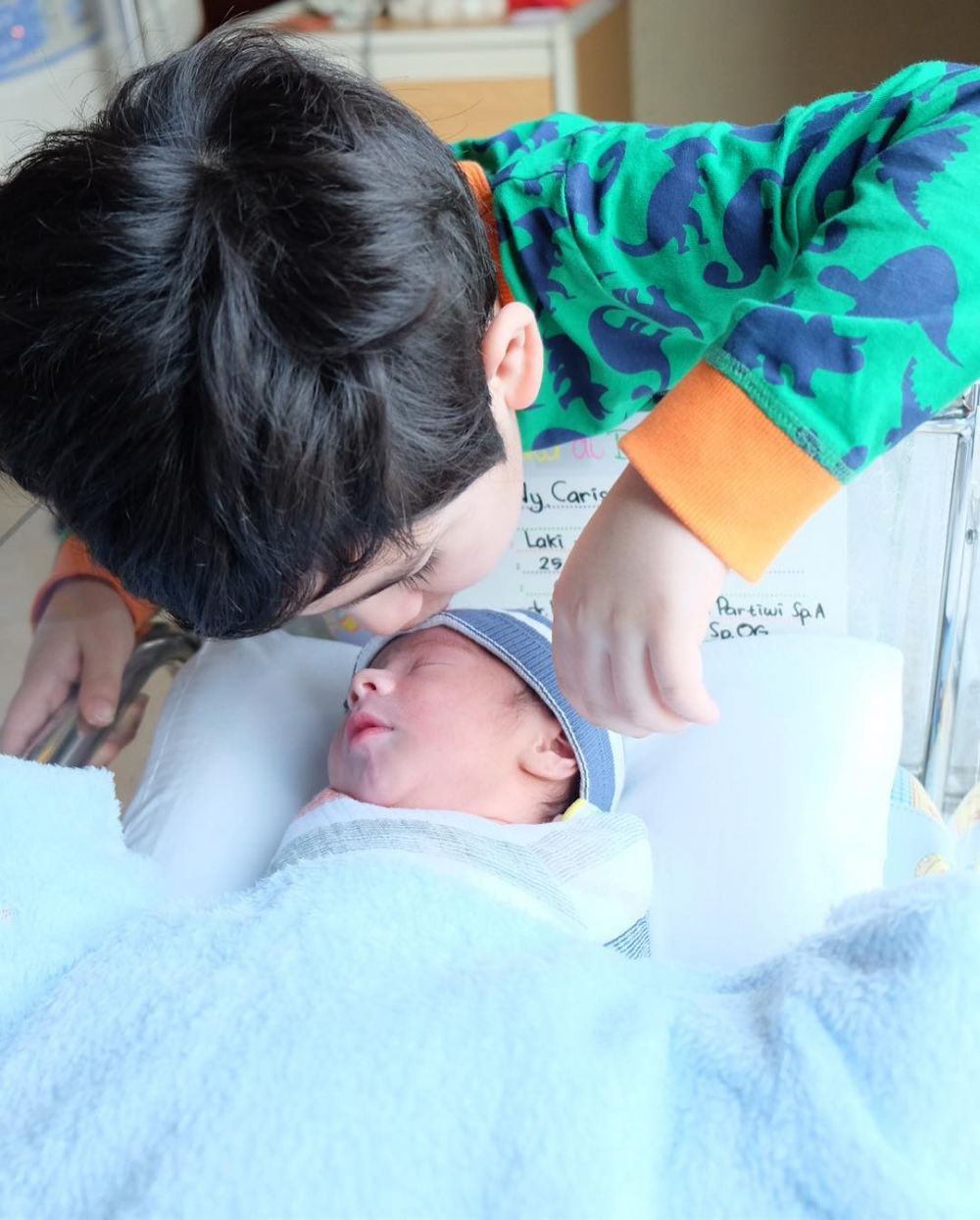 10 Potret menggemaskan Zenecka Acana Naif, putra kedua Carissa Putri