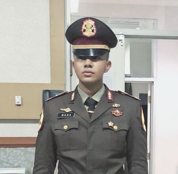 10 Gaya Umay Shahab pemeran polisi di film Pohon Terkenal