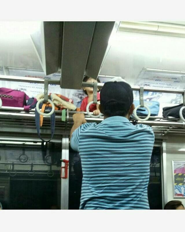10 Kelakuan gokil penumpang KRL ini bikin kamu cekikikan geli sendiri