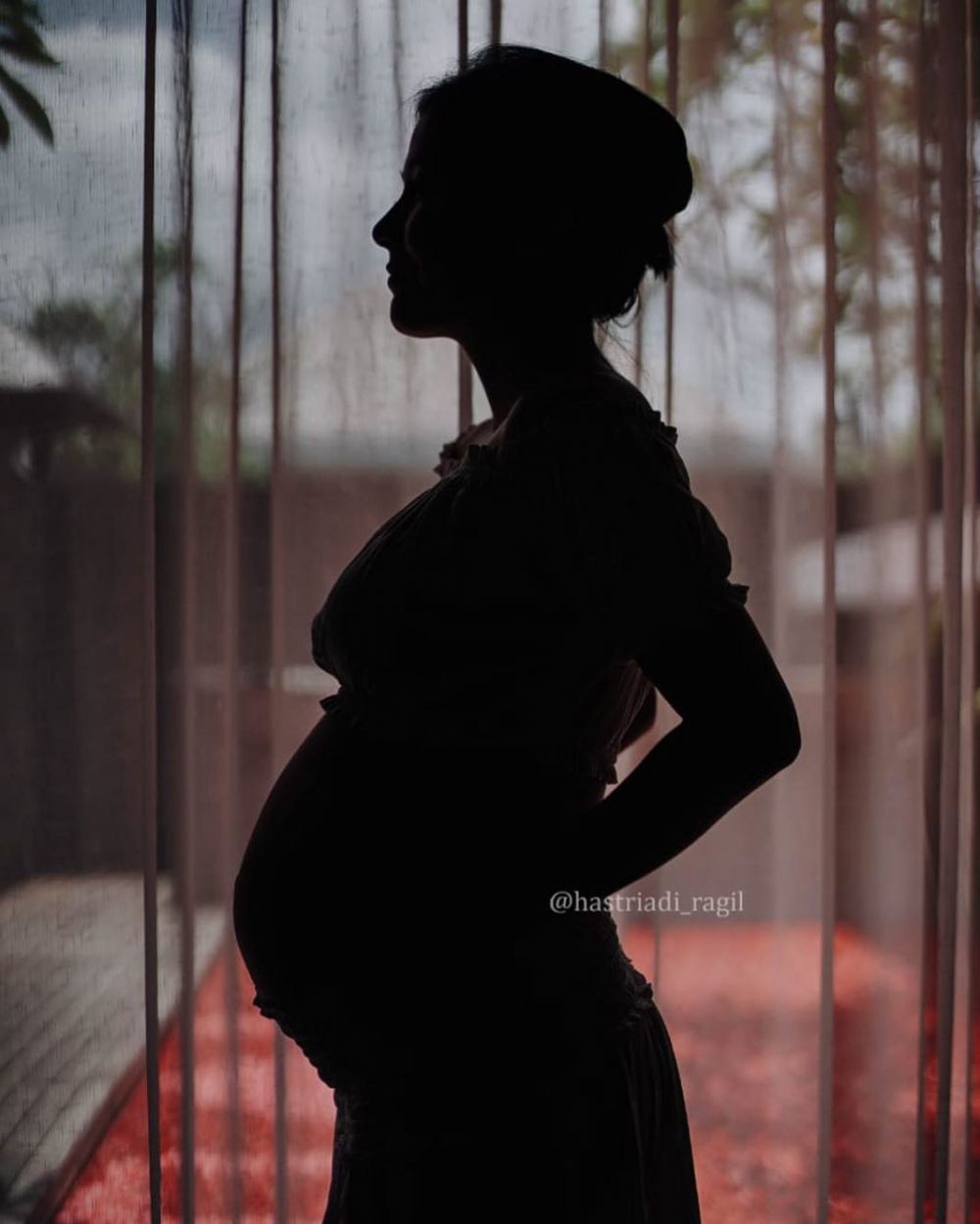10 Potret maternity romantis Ardina Rasti & Andika, simpel tapi elegan