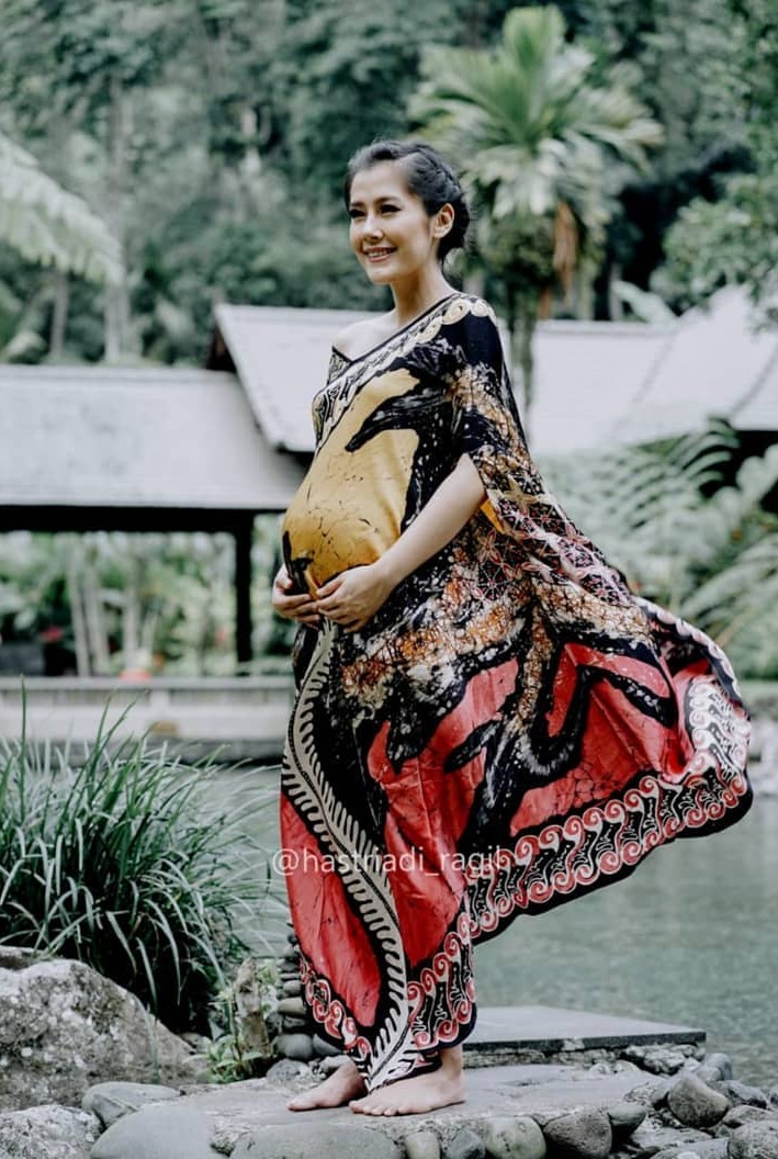 10 Potret maternity romantis Ardina Rasti & Andika, simpel tapi elegan
