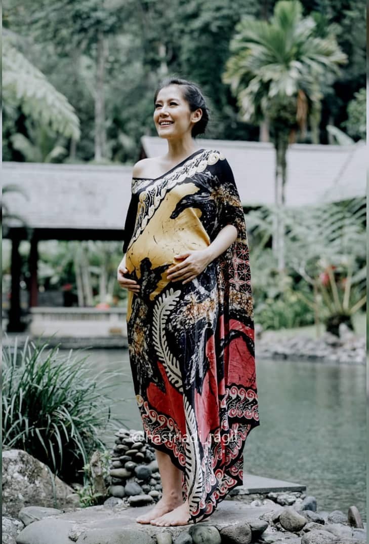 10 Potret maternity romantis Ardina Rasti & Andika, simpel tapi elegan