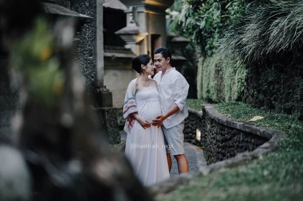 10 Potret maternity romantis Ardina Rasti & Andika, simpel tapi elegan