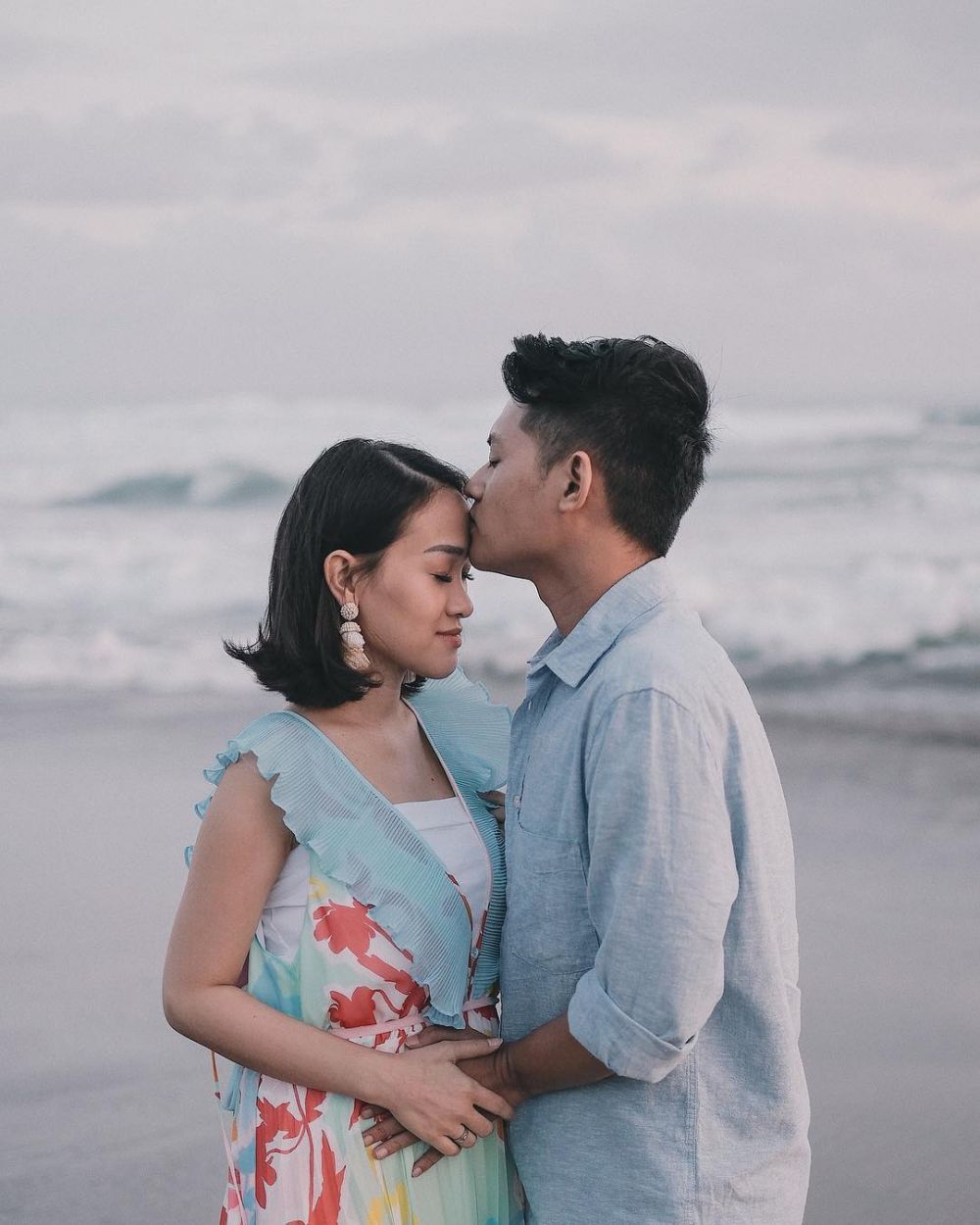 Romantis abis, ini momen intim 8 pasangan seleb saat babymoon di Bali