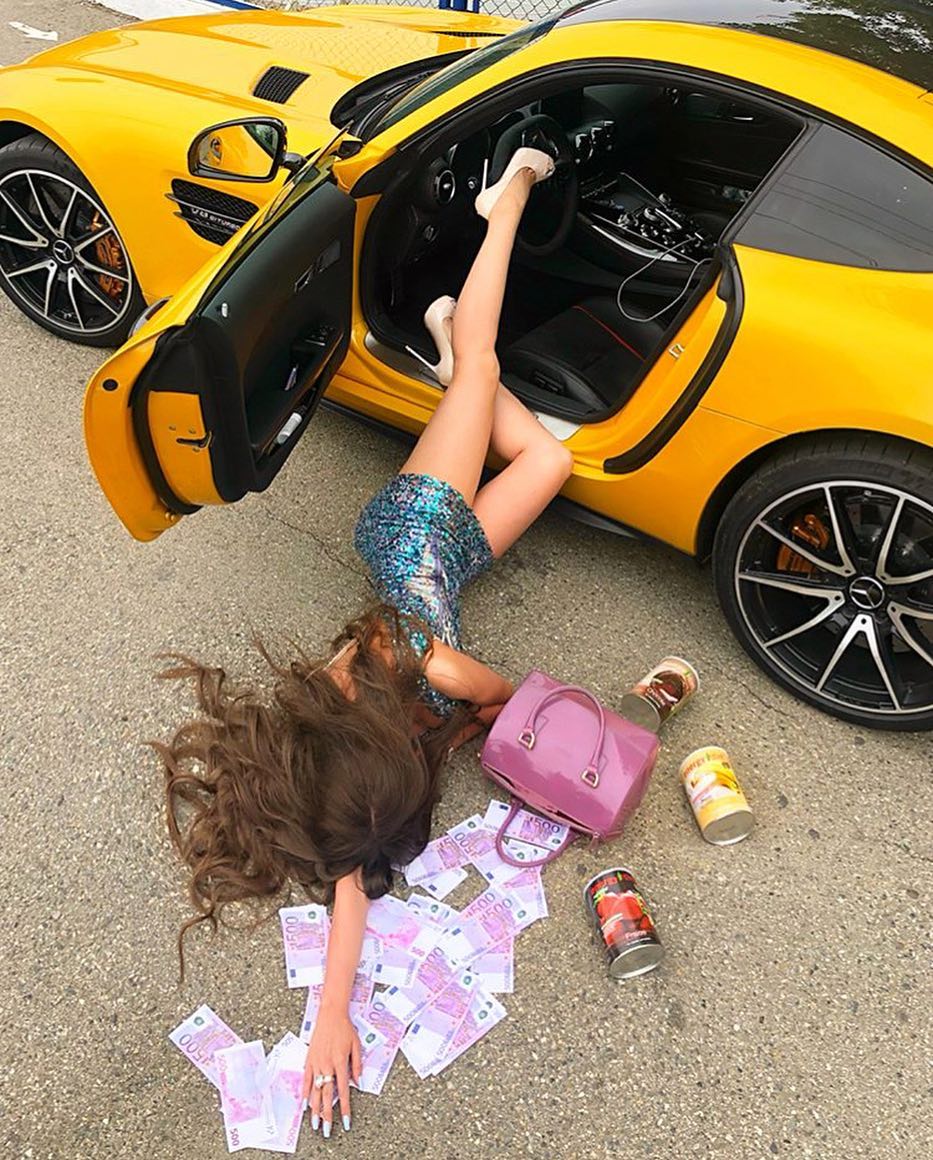 Tren selfie terbaru, ini 7 potret 'jatuh tersungkur' dari mobil mewah