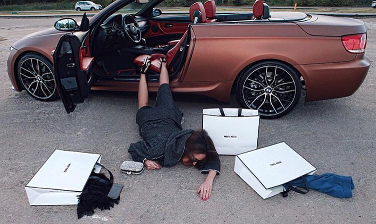 Tren selfie terbaru, ini 7 potret 'jatuh tersungkur' dari mobil mewah