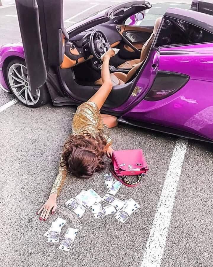 Tren selfie terbaru, ini 7 potret 'jatuh tersungkur' dari mobil mewah