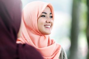 Nirina Zubir pakai selendang sulam emas, makna di baliknya luar biasa