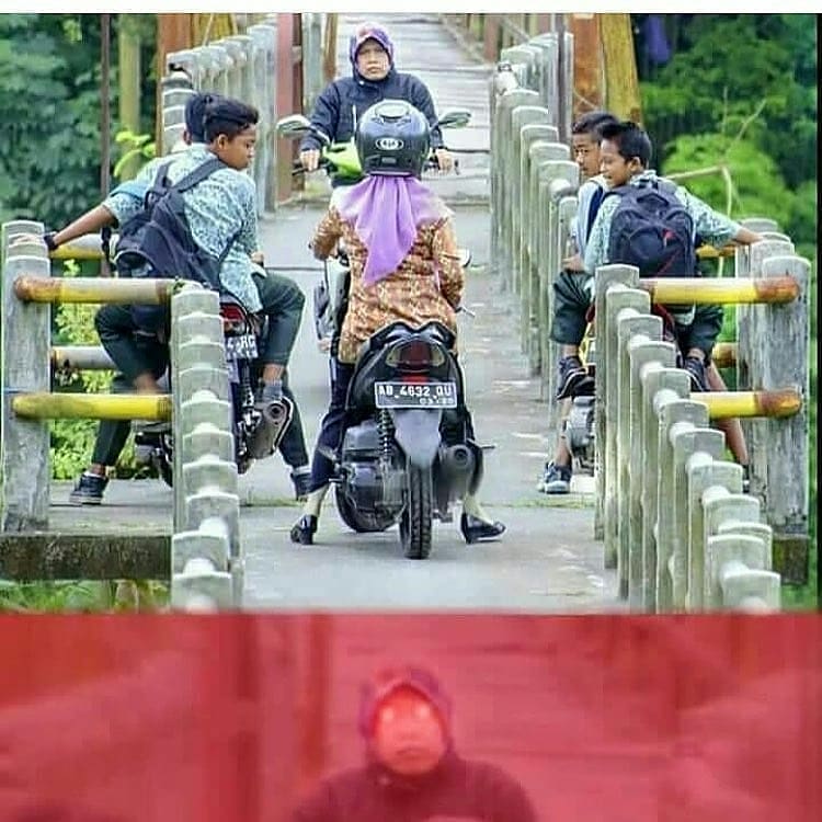 10 Aksi emak-emak menantang bahaya ini nyaingin Mission Impossible