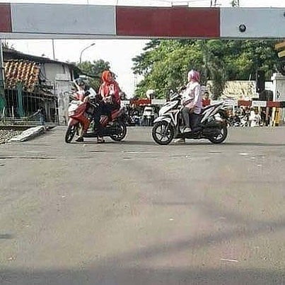 10 Aksi emak-emak menantang bahaya ini nyaingin Mission Impossible