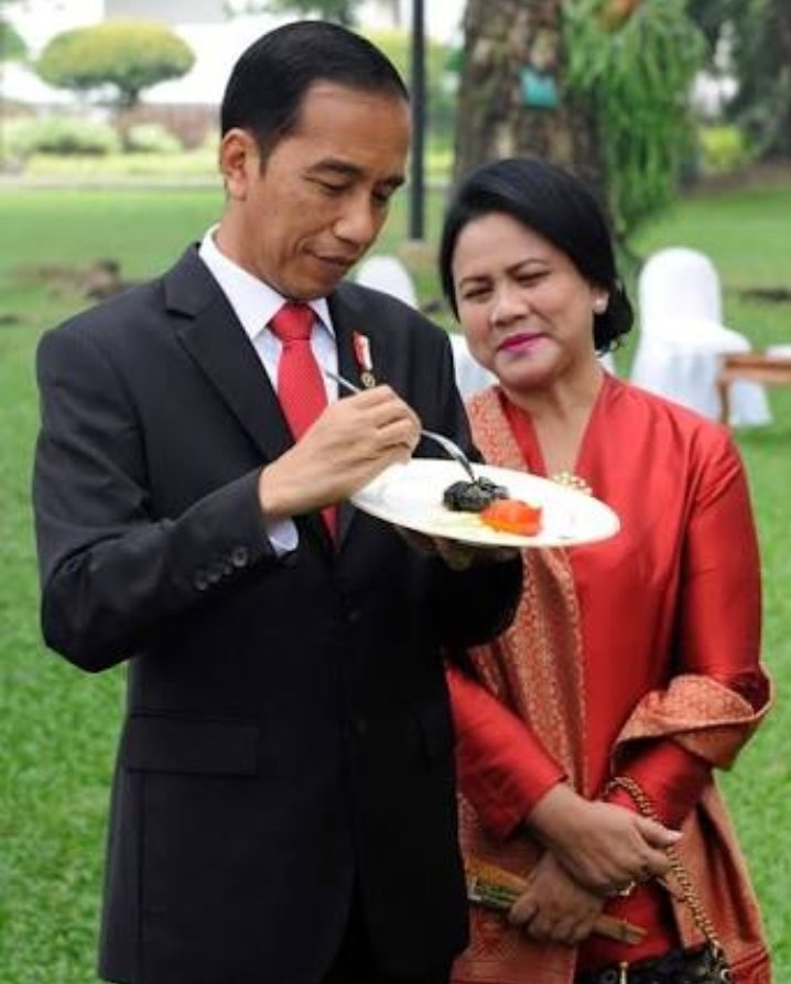 9 Momen kebersamaan Jokowi dan Iriana ini sederhana tapi romantis